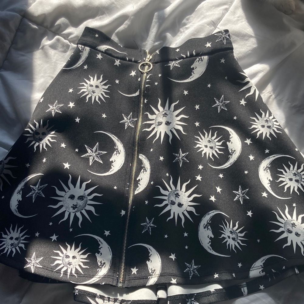 Medium sun and moon black skirt